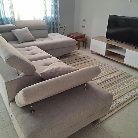 Spacious Residential アパート ティラナ