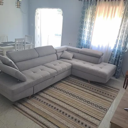 アパート Spacious Residential ティラナ